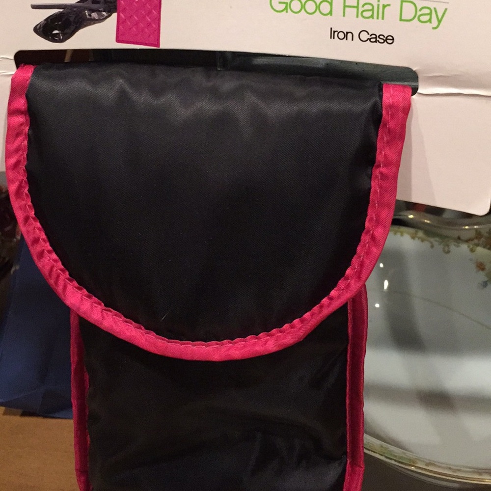 Flat iron case with heat resistant lining